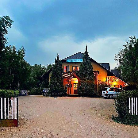 Eldoradó Fogadó és Kemping Vonyarcvashegy Esterno foto