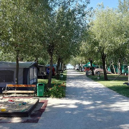 Eldoradó Fogadó és Kemping Vonyarcvashegy Esterno foto